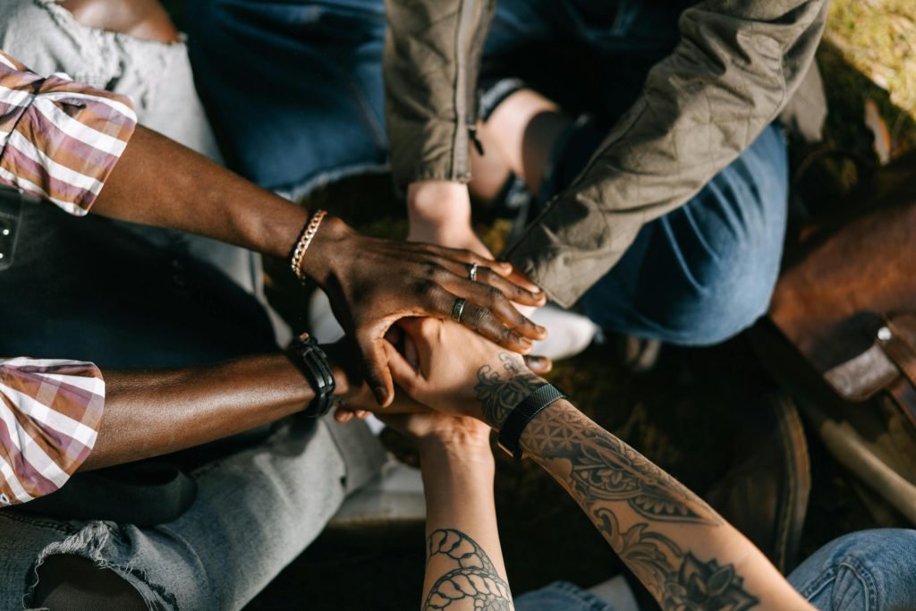 Niederländisches Team, das in seinem Unternehmen für Gerechtigkeit, Gleichstellung und Inklusion steht.
